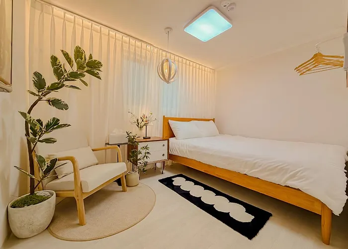 10 Minutes From Hongdae, 10 Minutes From Gongdeok Station, Itaewon, Haebangchon, Family Accommodation, 명동 Apartment Seoul