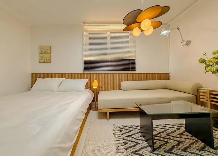 10 Minutes From Hongdae, 10 Minutes From Gongdeok Station, Itaewon, Haebangchon, Family Accommodation, 명동 Apartment Seoul