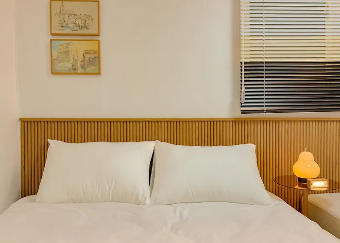 10 Minutes From Hongdae, 10 Minutes From Gongdeok Station, Itaewon, Haebangchon, Family Accommodation, 명동 Apartment