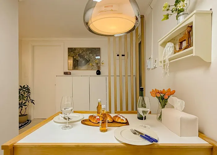 10 Minutes From Hongdae, 10 Minutes From Gongdeok Station, Itaewon, Haebangchon, Family Accommodation, 명동 Apartment *