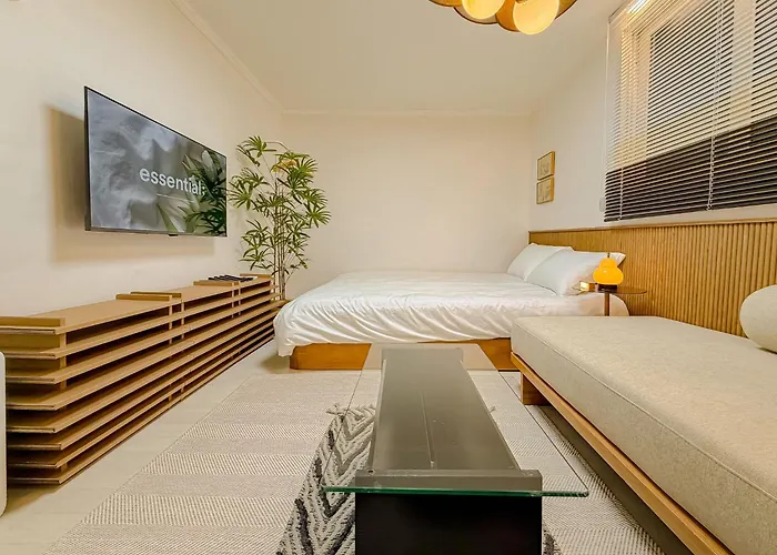 Apartment 10 Minutes From Hongdae, 10 Minutes From Gongdeok Station, Itaewon, Haebangchon, Family Accommodation, 명동 *