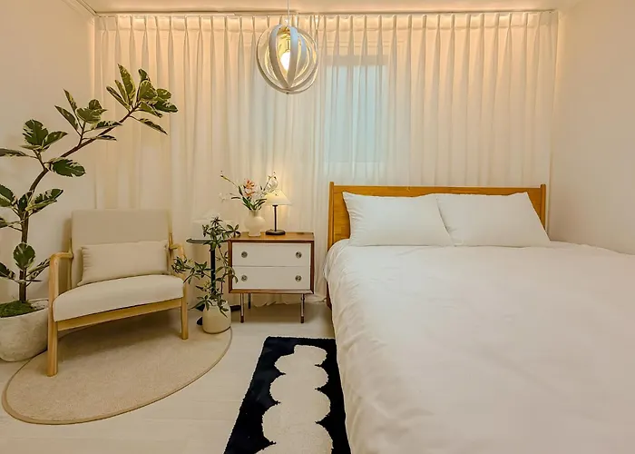 10 Minutes From Hongdae, 10 Minutes From Gongdeok Station, Itaewon, Haebangchon, Family Accommodation, 명동 Apartment