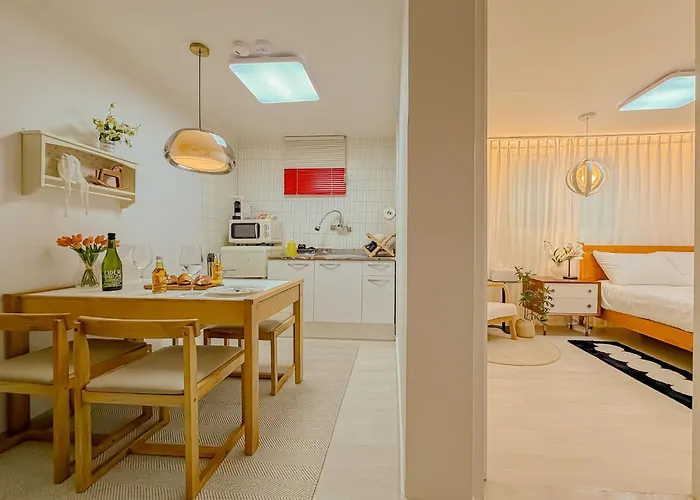 Apartment 10 Minutes From Hongdae, 10 Minutes From Gongdeok Station, Itaewon, Haebangchon, Family Accommodation, 명동 *