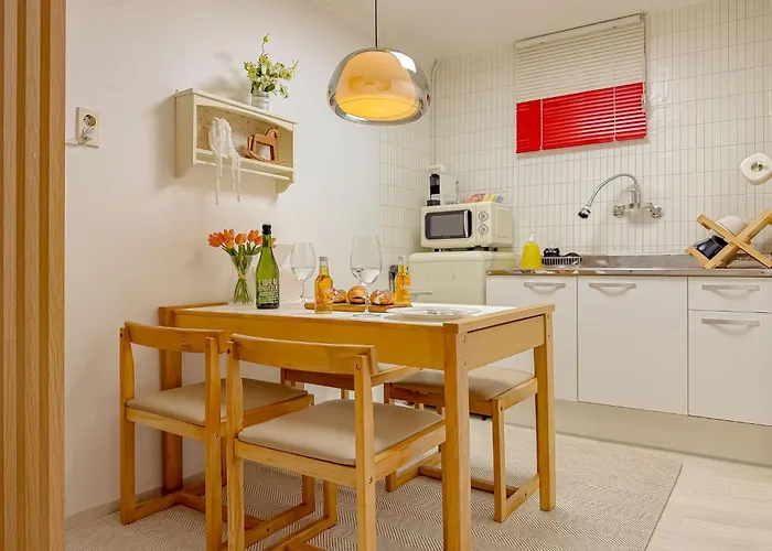 Apartment 10 Minutes From Hongdae, 10 Minutes From Gongdeok Station, Itaewon, Haebangchon, Family Accommodation, 명동 *